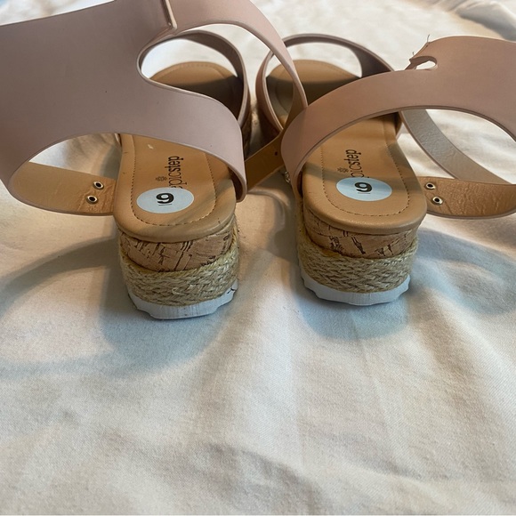 Casual walking shoes. - Picture 5 of 5